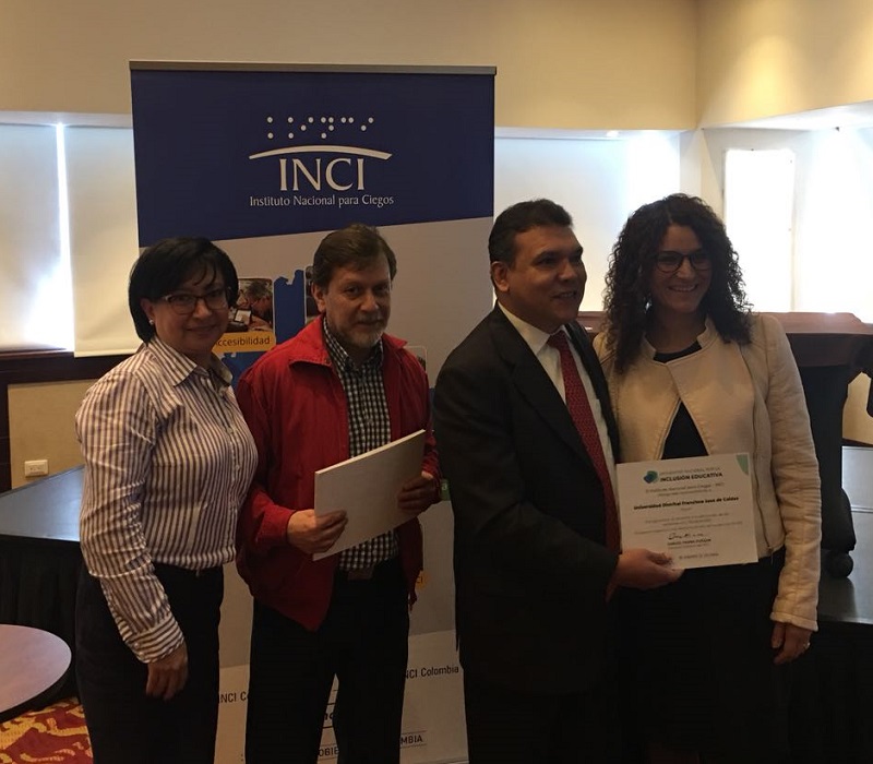 Imagen entrega del reconocimiento por parte del Instituto Nacional para Ciegos (INCI) como "Universidad Inclusiva"